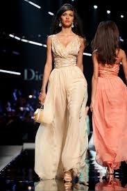 Dior presenta la sua prima collezione di haute couture. ØªØºÙ„Ø¨ Ù…Ø³ØªØ¹Ø¬Ù„ Ø´Ø±ÙŠØ· Dior Abiti Eleganti Ffigh Org