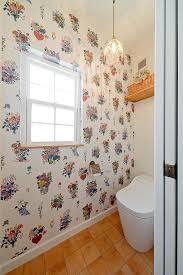 自然素材の優しさに包まれた自宅アトリエのある3階建てナチュラルハウス ウエストビルドの写真集 トイレ 壁紙 花柄 トイレのデザイン 家