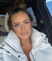 Ashlee Davis's Instagram, Twitter & Facebook