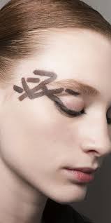 Trucco occhi primavera estate 2019, l'eyeliner di tendenza è XXL nel nome  della moda