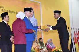Contextual translation of majlis anugerah pelajar cemerlang into english. Sultan Nazrin Berkenaan Sampaikan Hadiah Pelajar Cemerlang Smk Sultan Yussuf 14 April 2018