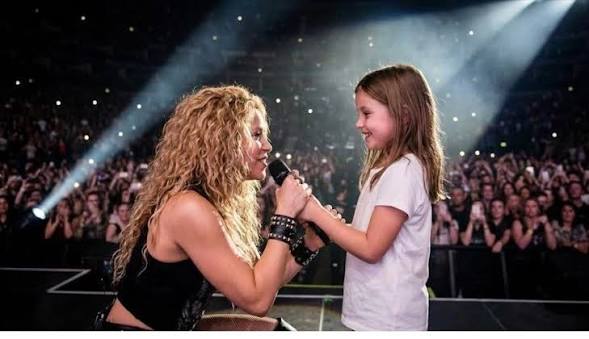 Shakira chỉ có đúng 90 giây để quyết định: im lặng và chịu nhục nhã, hoặc phản ứng và mạo hiểm tất cả. Nhà phê bình âm nhạc Klaus Hoffmann vừa mới hủy hoại sự nghiệp của cô ngay trên sóng truyền hình Đức, gọi cô là...