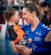 1 ela atua na posição de líbero.defende o time do osasco.também faz parte da seleção brasileira. Apos Dispensas Camila Brait Se Prepara Para Enfim Realizar Sonho Olimpico Com Selecao De Volei Volei Ge