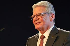 Joachim gauck nació en una familia de marineros en rostock , hijo de olga (née warremann; Konrad Adenauer Stiftung Joachim Gauck
