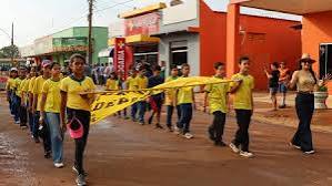 Desfile c&iacute;vico re&uacute;ne estudantes e comunidade nas comemora&ccedil;&otilde;es da Semana da P&aacute;tria no Caramujo - Prefeitura Municipal de C&aacute;ceres