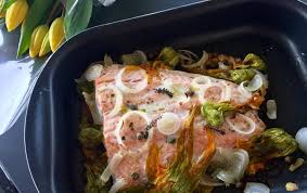 Mettete in una teglia da forno un filetto di salmone, profumate con un rametto di aneto, 2 fili di erba cipollina, un grano di pepe, una fettina di zenzero, un filo di olio e un pizzico di sale affumicato. Filetto Di Salmone Al Forno Con Fiori Di Zucca Ricette Quasi Perfette Bergamo