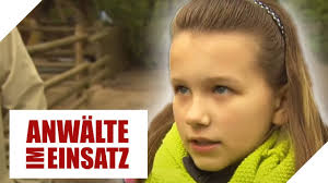 Grundsätzlich sollte man ab der androhung, dass ein kind aus der familie herausgenommen werden soll, immer einen anwalt einschalten,. Lehrerin Nimmt Kind Weg Wieso Klaut Das Jugendamt Die Schulerin 2 2 Anwalte Im Einsatz Sat 1 Youtube