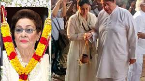 Kareena Kapoor Helps Emotional Father Randhir Kapoor At Krishna Raj Kapoor Funeral Youtube