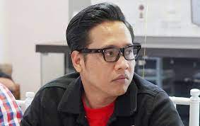Dalam video itu gofar hilman awalnya nampak diam lalu, dia nampak menjulurkan lidah ke arah kamera, disamping dengan sosok tersebut yang terlihat menunjukkan tanda peace. Gofar Hilman Memutuskan Tak Mau Menikah Ternyata Punya Ketakutan Ini