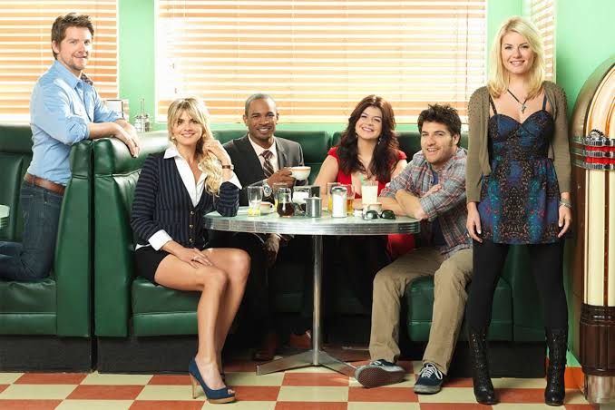 The 'Happy Endings' Cast Memorializes Their Genuinely Weird Sitcom, 5 Years  After Its Final Episode Aired | Decider
