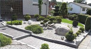 Gartengestaltung Mit Rollkies Rindenmulch Im Beet Neu Gartengestaltung Mit Kies Und Moos Neu Garte Kunstrasen Garten Vorgarten Vorgarten Gestalten
