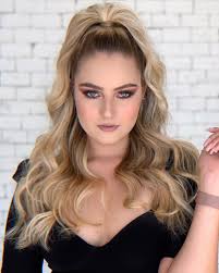 Realizza una semi coda di cavallo sui capelli ricci. La Mezza Coda Torna Di Moda E Piace A Tutti Star Comprese Capellistyle