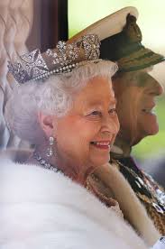 Si vede che parlare di lui senza ricordare gli scandali nei quali è stato coinvolto quando era giovane sarebbe negare una pagina di storia della royal family che è finita su tutti i giornali. La Regina Elisabetta E Il Principe Filippo Un Matrimonio Lungo 72 Anni