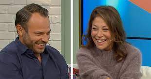 Nyss hade man en initierad och respektfull debatt om manlig omskärelse. Tilde De Paula Och David Hellenius Kyss Om De Vinner Kristallen