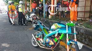 Check spelling or type a new query. Awalnya Sok Jagoan Kejar Kejaran Dengan Polisi Sukoharjo Pemotor Vixion Lemas Minta Maaf Ampun Halaman All Tribun Solo