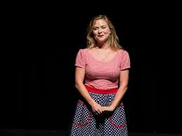 Aujourd'hui, elle teste un nouveau métier : L Humoriste Constance Injuriee Apres Sa Chronique Seins Nus Sur France Inter Glamour Paris Scoopnest