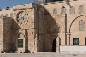 'the farther mosque'), mentioned only once in the koran, was one of two mosques located near ji'irrana, a village located between. Moschea Al Aqsa Wikiwand