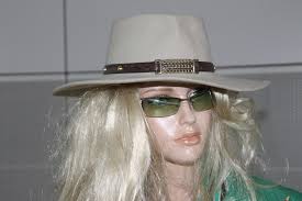 Charismatic mannequin