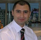 Alper Şahin, 1982 yılında Ezine&#39;de doğdu. Babasının görevi gereği Çanakkale, İzmir ve Manisa&#39;nın farklı kasabalarında ve ilçelerinde yaşadı. - 4833551