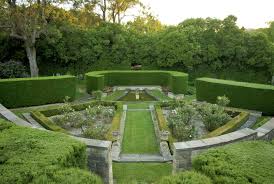 A Bold Walled Garden In The Southern Highlands Nsw Australia Strong Geometric Influences Have Shaped This Ga Garden Wall Traditional Landscape Landscape Plans
