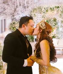 His birthday, what he did before fame, his family life, fun trivia facts, popularity rankings, and more. Rayakan 2 Tahun Pernikahan Gilang Dirga Dan Istri Kompak Unggah Foto Ciuman Antvklik