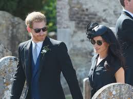 Retrouvez toutes les infos du mariage royal du prince harry et meghan markle. Aie Le Faux Pas Le Prince Harry S Est Affiche Avec Une Chaussure Trouee Avec Meghan Markle Au Mariage D Un Ami Prince Harry Meghan Markle Mariage