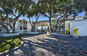 In sinatra family, frank sinatra's death and the funeral arrangements were a total mess due to barbara sinatra. Frank Sinatra S Former La Home Hits The Market For 12 5m The Spaces