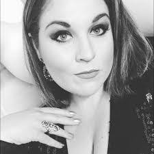 Elizabeth Phipps's Instagram, Twitter & Facebook