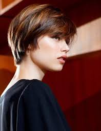 Cette coiffure est très facile à réaliser et elle connaitra un grand succès cet été! Les Tendances Coupe De Cheveux De L Automne Hiver Coupe De Cheveux Coupe De Cheveux Tendance Coupe De Cheveux Courte