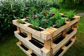 Auf den boden gelegt und mit erde befüllt, gedeihen erdbeeren, salate und kräuter nicht nur besonders gut, sie lassen sich auch bequem ernten. á… Gartenmobel Aus Paletten Palettenmobel Garten Diy Shop
