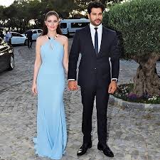 She is known for her roles as necla tekin on yaprak dökümü based on the novel by reşat nuri güntekin, and as feride in the tv series çalıkuşu, based on the novel by reşat nuri güntekin. Turkish Actress Fahriye Evcen Married Actor Husband Burak Ozcivit In 2017