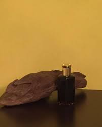 دهن عود هندي قديم عمره 50 سنه للي يحب يتميز بقوة الريحه ثابت على الجلد لفترات طويله مميز جدا ربع التوله 450 درهم والتوله 1800 درهم يوجد توصيل داخل الدوله وخارجه