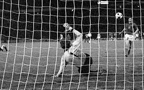 Členem prestižního klubu ligových kanonýrů se stal po změně pravidel klubu v listopadu 2016. 1976 Panenka Invente Un Tir Au But Venu D Ailleurs Le Parisien