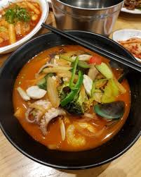 Dalam resep masakan korea pedas hal pertama yang harus anda lakukan untuk membuat tteobboki adalah membuat garaettok terlebih dahulu. 10 Makanan Khas Korea Selatan Yang Wajib Dicicipi