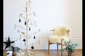Bagi anda yang masih bingung untuk meletakkan kartu natal di posisi yang menarik, anda bisa membuat tangga bambu mini. 15 Inspirasi Pohon Natal Minimalis