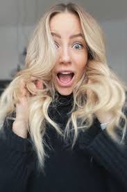 Zum glück gibt es einige natürliche tipps und mittel, die gegen abstehende haare helfen. 6 Einfache Anti Frizz Regeln Gegen Frizz Haare Feschi