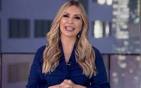 A apresentação do domingo espetacular fica com conte de fabiana scaranzi, janine borba e paulo henrique. Com Despedida De Apresentadora Domingo Espetacular Supera Silvio Santos Noticias Da Tv