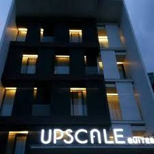 Перевод слова upscale, американское и британское произношение, транскрипция, словосочетания upscale car — шикарный автомобиль to upscale purchases — увеличить. Upscale Suites Home Facebook