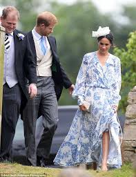2012 uma adorável tiara de diamantes florais, usada por emily mccorquodale, vizinha da falecida princesa diana. Prince Harry And Meghan Markle Stun At Diana S Niece S Wedding Daily Mail Online
