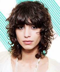 Stellen Sie Ihre Locken Mit Diesen 20 Lockigen Frisuren Mit Pony Zur Schau Diesen Frisuren Lockige Frisuren Frisuren Fur Lockiges Haar Kurzes Lockiges Haar