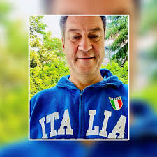 Der bayerische ministerpräsident sorgt mit einem neuen bild für lacher. Soder Setzt Italien Statement Aber Malheur Auf Seinem Pulli Stellt Das In Schatten Nurnberg