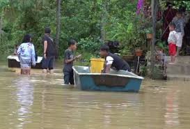 Wakil astro awani kelantan, muafandi muhamad kini bersedia secara langsung untuk melaporkan situasi banjir di sana. Banjir Mangsa Di Terengganu Dan Kelantan Terus Meningkat Petang Ini Penggerak Daily
