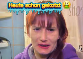 Ich schaue grade RTL 2 und könnte schon wieder ausrasten. Die Stimme der  Sprecherin erzeugt in mir Agressionen. Sendezeit für Carola und ihre hohlen  Phrasen. Es ist egal, ob es alte oder