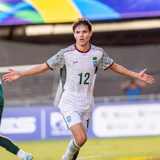 CRAZY 😛 After the Pakistan match on the 24th, Ronan Sullivan should have  flown to Vietnam for today's game on the 26th. Then, he would return to the  Maldives for the India