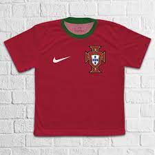 A camisola oficial da selecção nacional está à venda por 139,99 euros, havendo a hipótese de ser comprada em três prestações de 46,63 euros. Collezione Implicare Ispezione Camisa Portugal Personalizada Avventuriero Antagonista Triangolo