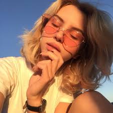 Pin By Hayley Reno On Icons Girl Short Hair Aesthetic Girl Cool Hairstyles