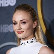Check out this biography to know about her birthday, childhood, family life. Sophie Turner Das Denkt Sie Uber Taylor Swifts Song Bravo