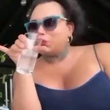 mi amix y yo cuando vamos a comer a un lugar fino: