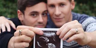 Daley and black took to instagram to share the sonogram image. Endlich Eltern Tom Daley Und Dustin Lance Black Zeigen Ihren Sohn Ggg At