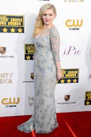 Actors meryl streep, left, and julia roberts attend the 19th annual critics' choice movie awards at barker hangar on jan. Abigail Breslin At The 2014 Critics Choice Movie Awards See Every Look From The Critics Choice Movie Awards 2014 Stylebistro